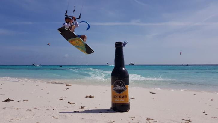 Nachtbraker bier met kitesurfers Nachtbraker bier met kitesurfers